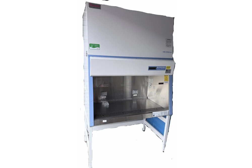 15Chloe3ページ 4' Bio Safety Cabinet - Thermo Scientific 1300 Series (2024) — Lab